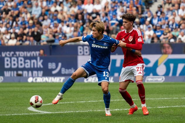 13.09.2026, xjyhynx, Fussball 2.Bundesliga, Karlsruher SC - Energie Cottbus v.l., Shio Fukuda (13, Karlsruher SC) im Zweikampf mit Luca Erlein (21, Energie Cottbus) (DFL DFB REGULATIONS PROHIBIT ANY USE OF PHOTOGRAPHS as IMAGE SEQUENCES and or QUASI-VIDEO) Karlsruhe