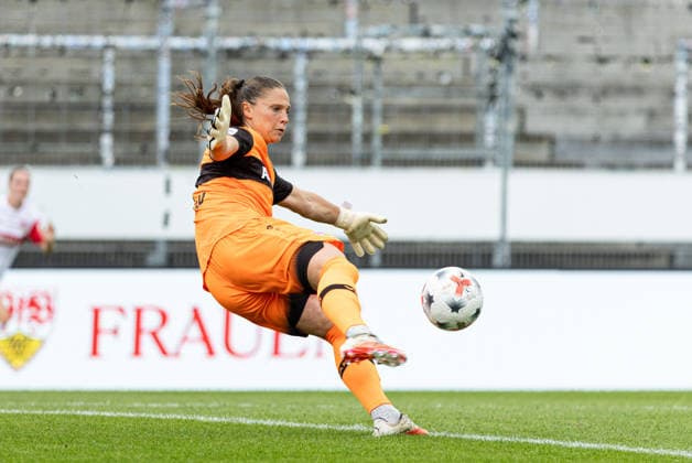 Deutschland: VfB Stuttgart Frauen vs VfL Wolfsburg Frauen, 1. Frauen Bundesliga Google Pixel Frauen Bundesliga, Saison 2026 27, GAZi-Stadion auf der Waldau (Stuttgart): Laura Giuliani, (VfB Stuttgart Frauen, 1) schlägt den Ball ab Stuttgart GAZi-Stadion auf der Waldau Baden Württemberg Deutschland Copyright: xBenedictxChristx