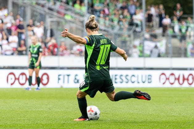 Deutschland: VfB Stuttgart Frauen vs VfL Wolfsburg Frauen, 1. Frauen Bundesliga Google Pixel Frauen Bundesliga, Saison 2026 27, GAZi-Stadion auf der Waldau (Stuttgart): Svenja Huth, (VfL Wolfsburg Frauen, 10) am Ball Stuttgart GAZi-Stadion auf der Waldau Baden Württemberg Deutschland Copyright: xBenedictxChristx