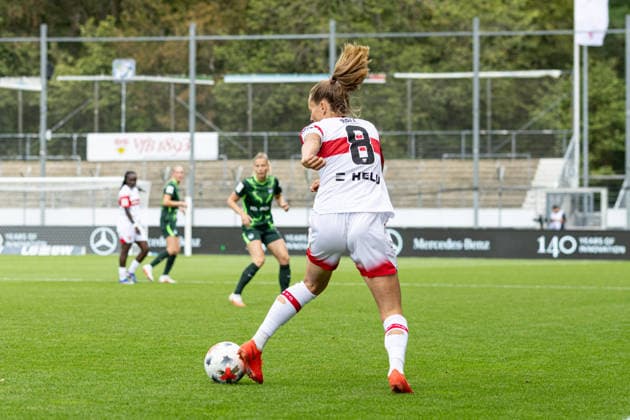 Deutschland: VfB Stuttgart Frauen vs VfL Wolfsburg Frauen, 1. Frauen Bundesliga Google Pixel Frauen Bundesliga, Saison 2026 27, GAZi-Stadion auf der Waldau (Stuttgart): Maximiliane Rall, (VfB Stuttgart Frauen, 8) am Ball Stuttgart GAZi-Stadion auf der Waldau Baden Württemberg Deutschland Copyright: xBenedictxChristx