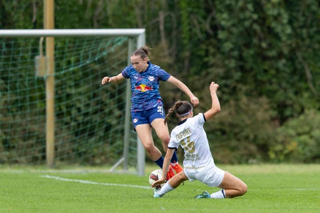 Regionalliga Nordost Frauen: RasenBallsport Leipzig II vs. 1. FFV Erfurt; Leipzig; 13.09.2026 Evita Judith Kogel (29; RasenBallsport Leipzig II) gegen Tessa Berger ( 16; 1. FFV Erfurt) Regionalliga Nordost Frauen: RasenBallsport Leipzig II vs. 1. FFV Erfurt; Sportanlage Gontardweg GF 1; 13.09.2026 Copyright: xBEAUTIFULxSPORTS Duehringx