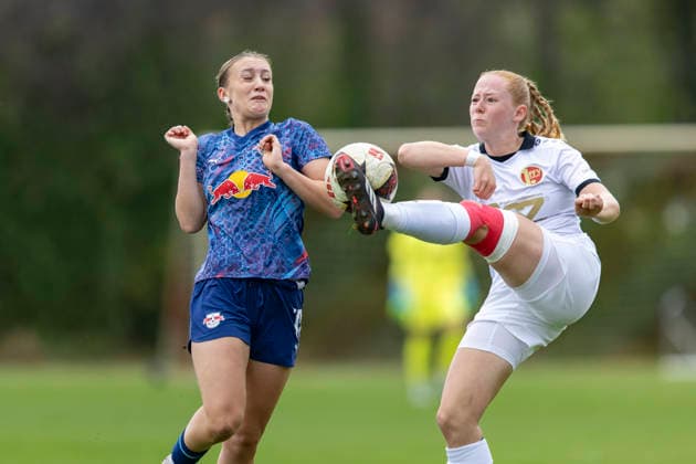 Regionalliga Nordost Frauen: RasenBallsport Leipzig II vs. 1. FFV Erfurt; Leipzig; 13.09.2026 Johanna Güth (17; RasenBallsport Leipzig II) gegen Pia Huck ( 21; 1. FFV Erfurt) Regionalliga Nordost Frauen: RasenBallsport Leipzig II vs. 1. FFV Erfurt; Sportanlage Gontardweg GF 1; 13.09.2026 Copyright: xBEAUTIFULxSPORTS Duehringx