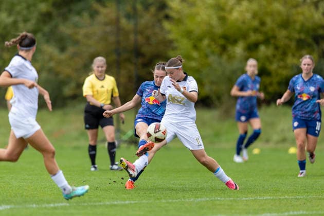 Regionalliga Nordost Frauen: RasenBallsport Leipzig II vs. 1. FFV Erfurt; Leipzig; 13.09.2026 Evita Judith Kogel (29; RasenBallsport Leipzig II) gegen Laura Krug ( 11; 1. FFV Erfurt) Regionalliga Nordost Frauen: RasenBallsport Leipzig II vs. 1. FFV Erfurt; Sportanlage Gontardweg GF 1; 13.09.2026 Copyright: xBEAUTIFULxSPORTS Duehringx
