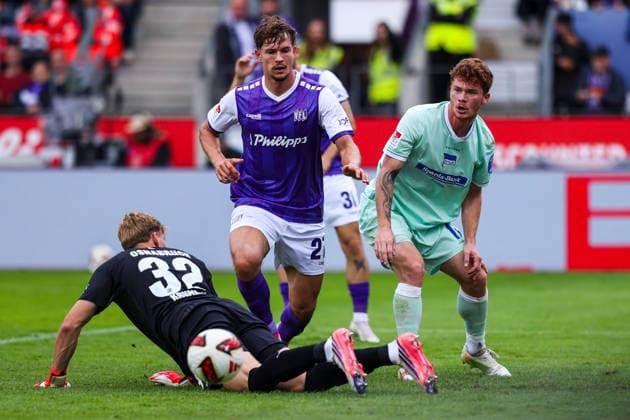2026.09.13, xkwix, Fußball, 2.Liga, VfL Osnabrück - Hertha BSC, Stadion an der Bremer Brücke, 5.Spieltag, Saison 2026 2027: Jonas Krumrey (VfL Osnabrueck 32) im Zweikampf gegen Sebastian Groenning (Hertha BSC 17) DFB regulations prohibit any use of photographs as image sequences and or quasi-video. Photo: xKamilxWilkowskixPressefotoKochx Niedersachsen Deutschland