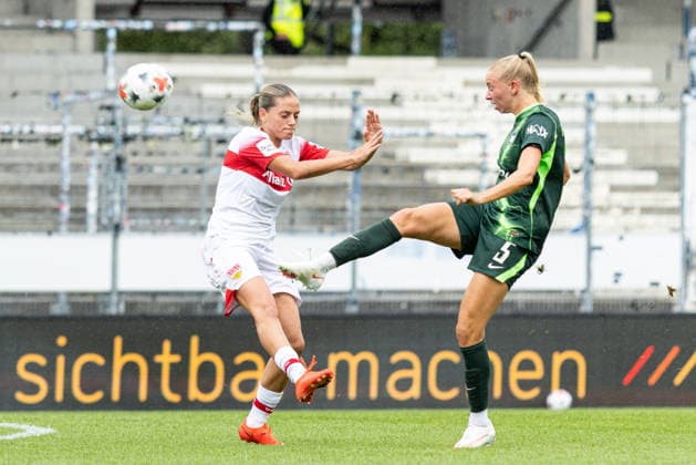 Deutschland: VfB Stuttgart Frauen vs VfL Wolfsburg Frauen, 1. Frauen Bundesliga Google Pixel Frauen Bundesliga, Saison 2026 27, GAZi-Stadion auf der Waldau (Stuttgart): Dafina Redzepi, (VfB Stuttgart Frauen, 7), Ella Peddemors, (VfL Wolfsburg Frauen, 5) Stuttgart GAZi-Stadion auf der Waldau Baden Württemberg Deutschland Copyright: xBenedictxChristx