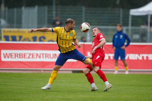 linjks Tobias Dombrowa (Lok) gegen Marcus Niemitz (Greifswald) ; GER, Greifswalder FC vs. 1. FC Lok Leipzig, Fußball, Männer, Regionalliga Nordost, 8.Spieltag, Spielzeit 2026 2027, 13.09.2026 Greifswald Volksstadion Mecklenburg - Vorpommern Deutschland