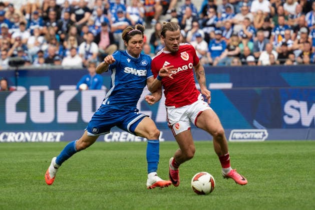 13.09.2026, xjyhynx, Fussball 2.Bundesliga, Karlsruher SC - Energie Cottbus v.l., Shio Fukuda (13, Karlsruher SC) im Zweikampf mit Henry Rorig (3, Energie Cottbus) (DFL DFB REGULATIONS PROHIBIT ANY USE OF PHOTOGRAPHS as IMAGE SEQUENCES and or QUASI-VIDEO) Karlsruhe