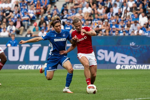 13.09.2026, xjyhynx, Fussball 2.Bundesliga, Karlsruher SC - Energie Cottbus v.l., Shio Fukuda (13, Karlsruher SC) im Zweikampf mit Henry Rorig (3, Energie Cottbus) (DFL DFB REGULATIONS PROHIBIT ANY USE OF PHOTOGRAPHS as IMAGE SEQUENCES and or QUASI-VIDEO) Karlsruhe