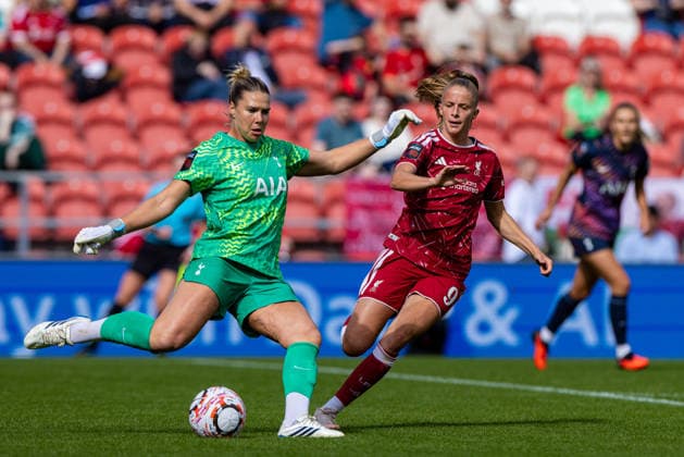 Football - FA Women™s Super League - Liverpool FC Women v Tottenham Hotspur FC Women ST HELENS, ENGLAND - Sunday, September 13, 2026: Liverpool FC Women s Vivien Endemann tries to charge down Tottenham Hotspur Women s goalkeeper Lize Kop (L) during the FA Women™s Super League match between Liverpool FC Women and Tottenham Hotspur FC Women at the St Helens Stadium. (Photo by David Rawcliffe Propaganda) ST HELENS St Helens Stadium MERSEYSIDE ENGLAND  Copyright: xPropagandax P2026-09-13-Liverpool_W_Tottenham_W-98