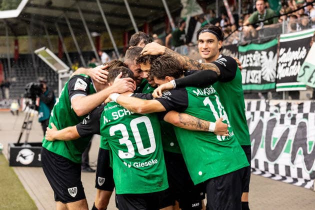 VfB Stuttgart II vs. SC Preussen Muenster, Fussball, 3. Liga, 5. Spieltag, WIRmachenDRUCK Arena Großaspach 13.09.26 Torjubel Jubel Freude nach Treffer Tor Torschuss zum 1:2 Führungstreffer durch Marvin Schulz (SC Preussen Muenster, 30). Team Mannschaft SC Preussen Muenster VfB Stuttgart II vs. SC Preussen Muenster, Fussball, 3. Liga, 5. Spieltag, WIRmachenDRUCK Arena Großaspach 13.09.26 Foto: Lucca Fundel Großaspach WIRmachenDRUCK Arena Baden-Württemberg Deutschland