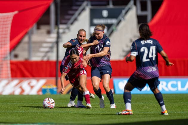 Football - FA Women™s Super League - Liverpool FC Women v Tottenham Hotspur FC Women ST HELENS, ENGLAND - Sunday, September 13, 2026: Liverpool FC Women s Fuka Nagano is challenged during the FA Women™s Super League match between Liverpool FC Women and Tottenham Hotspur FC Women at the St Helens Stadium. (Photo by David Rawcliffe Propaganda) ST HELENS St Helens Stadium MERSEYSIDE ENGLAND  Copyright: xPropagandax P2026-09-13-Liverpool_W_Tottenham_W-100