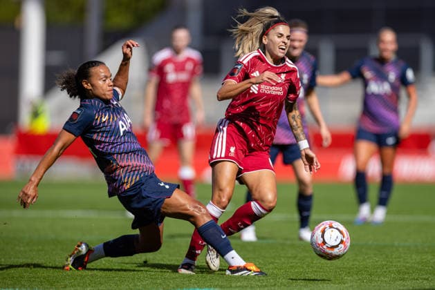 Football - FA Women™s Super League - Liverpool FC Women v Tottenham Hotspur FC Women ST HELENS, ENGLAND - Sunday, September 13, 2026: Liverpool FC Women s Natalia Ramos is challenged by Tottenham Hotspur Women s captain Drew Spence (L) during the FA Women™s Super League match between Liverpool FC Women and Tottenham Hotspur FC Women at the St Helens Stadium. (Photo by David Rawcliffe Propaganda) ST HELENS St Helens Stadium MERSEYSIDE ENGLAND  Copyright: xPropagandax P2026-09-13-Liverpool_W_Tottenham_W-101
