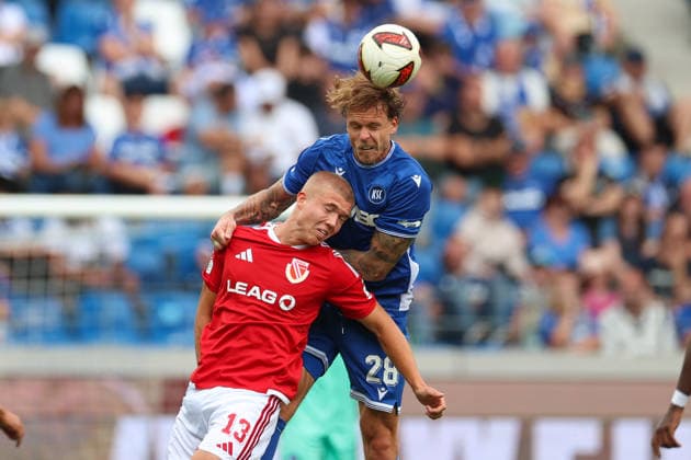 Dmytro Bogdanov (Energie Cottbus, 13) im Duell mit Marcel Franke (Karlsruher SC, 28), Karlsruher SC vs. Energie Cottbus, 2. Bundesliga, 5. Spieltag, 2026 2027, 13.09.2026, DFL REGULATIONS PROHIBIT ANY USE OF PHOTOGRAPHS AS IMAGE SEQUENCES AND OR QUASI-VIDEO, Karlsruher SC vs. Energie Cottbus, 2. Bundesliga, 5. Spieltag, 2026 2027, 13.09.2026 Karlsruhe Copyright: xEibner-Pressefoto JanxPrihodax EP_JPA