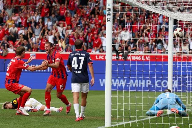 Torjubel bei Jonas Foehrenbach 19 (1FC Heidenheim 1846) nach dem 1:0, Timon Weiner 1 (Holstein Kiel) am Boden, mit John Tolkin 47 (Holstein Kiel, 1.FC Heidenheim 1846 vs. Holstein Kiel, Fussball, DFL, 2. Bundesliga, Saison 2026 2027, Hinrunde, 5. Spieltag, 13.09.2026 Heidenheim Baden-Wuerttemberg Deutschland