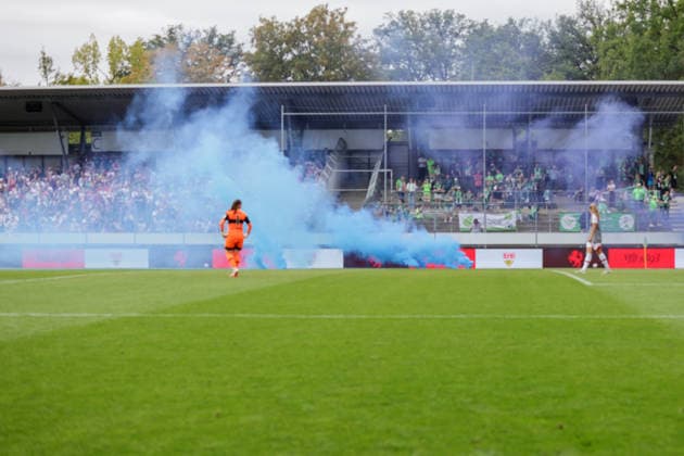 13.09.2026, xgrfx, Fussball Google Pixel Frauen-Bundesliga, VfB Stuttgart - VfL Wolfsburg v.l. Spielunterbrechung wegen Pyrotechnik auf dem Spielfeld Stuttgart