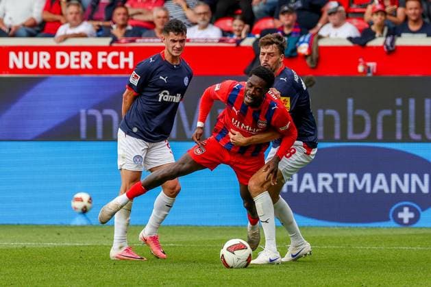 Guillermo Balzi 8 (Holstein Kiel) und Jonas Meffert 28 (Holstein Kiel) in Aktion gegen Christian Conteh 10 (1FC Heidenheim 1846), 1.FC Heidenheim 1846 vs. Holstein Kiel, Fussball, DFL, 2. Bundesliga, Saison 2026 2027, Hinrunde, 5. Spieltag, 13.09.2026 Heidenheim Baden-Wuerttemberg Deutschland