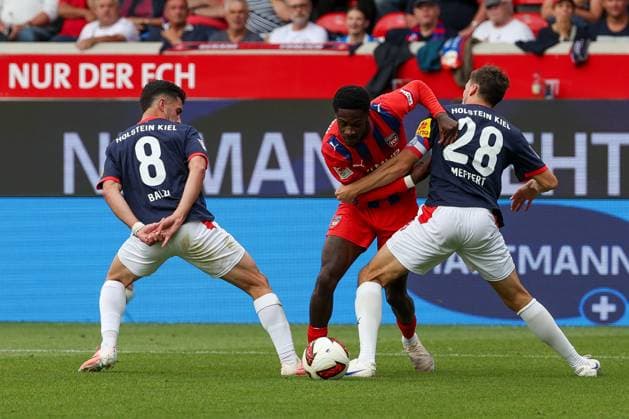Guillermo Balzi 8 (Holstein Kiel) und Jonas Meffert 28 (Holstein Kiel) in Aktion gegen Christian Conteh 10 (1FC Heidenheim 1846), 1.FC Heidenheim 1846 vs. Holstein Kiel, Fussball, DFL, 2. Bundesliga, Saison 2026 2027, Hinrunde, 5. Spieltag, 13.09.2026 Heidenheim Baden-Wuerttemberg Deutschland