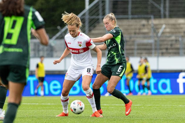 Deutschland: VfB Stuttgart Frauen vs VfL Wolfsburg Frauen, 1. Frauen Bundesliga Google Pixel Frauen Bundesliga, Saison 2026 27, GAZi-Stadion auf der Waldau (Stuttgart): Maximiliane Rall, (VfB Stuttgart Frauen, 8) im Zweikampf mit Janina Minge, (VfL Wolfsburg Frauen, 6) Stuttgart GAZi-Stadion auf der Waldau Baden Württemberg Deutschland Copyright: xBenedictxChristx