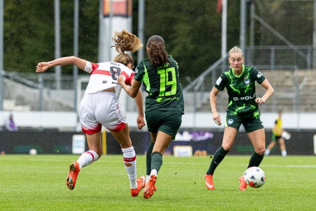 Deutschland: VfB Stuttgart Frauen vs VfL Wolfsburg Frauen, 1. Frauen Bundesliga Google Pixel Frauen Bundesliga, Saison 2026 27, GAZi-Stadion auf der Waldau (Stuttgart): Maximiliane Rall, (VfB Stuttgart Frauen, 8), Kessya Bussy, (VfL Wolfsburg Frauen, 19) Stuttgart GAZi-Stadion auf der Waldau Baden Württemberg Deutschland Copyright: xBenedictxChristx