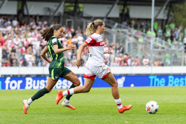 Deutschland: VfB Stuttgart Frauen vs VfL Wolfsburg Frauen, 1. Frauen Bundesliga Google Pixel Frauen Bundesliga, Saison 2026 27, GAZi-Stadion auf der Waldau (Stuttgart): Dafina Redzepi, (VfB Stuttgart Frauen, 7) am Ball Stuttgart GAZi-Stadion auf der Waldau Baden Württemberg Deutschland Copyright: xBenedictxChristx