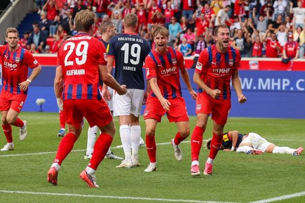 Jonas Foehrenbach 19 (1FC Heidenheim 1846) jubelt mit Jan Schoeppner 3 (1FC Heidenheim 1846), Mikkel Kaufmann 29 (1FC Heidenheim 1846) und Patrick Mainka 6 (1FC Heidenheim 1846) ueber sein Tor zum 1:0, 1.FC Heidenheim 1846 vs. Holstein Kiel, Fussball, DFL, 2. Bundesliga, Saison 2026 2027, Hinrunde, 5. Spieltag, 13.09.2026 Heidenheim Baden-Wuerttemberg Deutschland