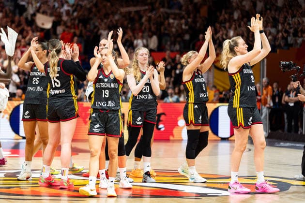 deutsche Mannschaft enttaeuscht Enttaeuschung nach Niederlage, Clara Bielefeld (Deutschland, 25), Luisa Geiselsoder (Deutschland, 15), Britta Daub (Deutschland, 19), Frieda Buehner (Deutschland, 20), Emma Eichmeyer (Deutschland, 09), Marie Guelich (Deutschland, 21), GER, Frankreich vs. Deutschland, Basketball, FIBA Women s World Cup 2026, Halbfinale, 12.09.2026 GER, Frankreich vs. Deutschland, Basketball, FIBA Women s World Cup 2026, Halbfinale, 12.09.2026 Berlin Copyright: xEibner-Pressefoto MaxxVincenx EP_MVN