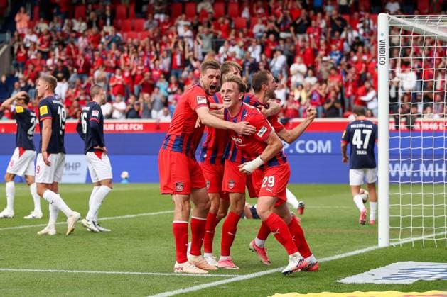 Jonas Foehrenbach 19 (1FC Heidenheim 1846) jubelt mit Jan Schoeppner 3 (1FC Heidenheim 1846), Mikkel Kaufmann 29 (1FC Heidenheim 1846) und Patrick Mainka 6 (1FC Heidenheim 1846) ueber sein Tor zum 1:0, 1.FC Heidenheim 1846 vs. Holstein Kiel, Fussball, DFL, 2. Bundesliga, Saison 2026 2027, Hinrunde, 5. Spieltag, 13.09.2026 Heidenheim Baden-Wuerttemberg Deutschland