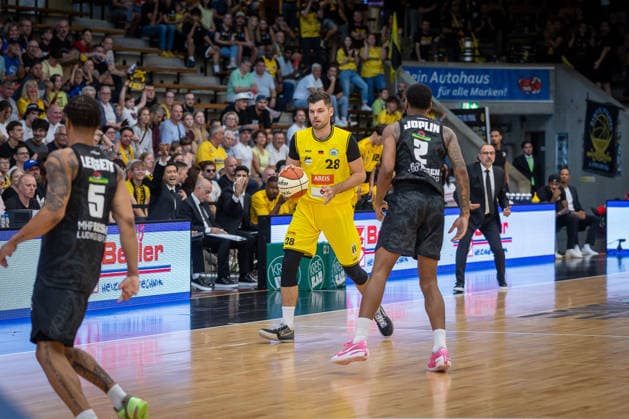 Julius Wolf (Kreisbau Kirchheim Knights, 28) David Joplin (MHP RIESEN Ludwigsburg, 02) GER, Kreisbau Kirchheim Knights vs. MHP RIESEN Ludwigsburg, easyCredit BBL, Netto BBL Pokal, Runde 1, Saison 2026 2027, 13.09.2026 GER, Kreisbau Kirchheim Knights vs. MHP RIESEN Ludwigsburg, easyCredit BBL, Netto BBL Pokal, Runde 1, Saison 2026 2027, 13.09.2026 Goeppingen Copyright: xEibner-Pressefoto NinaxSanderx EP_NSR