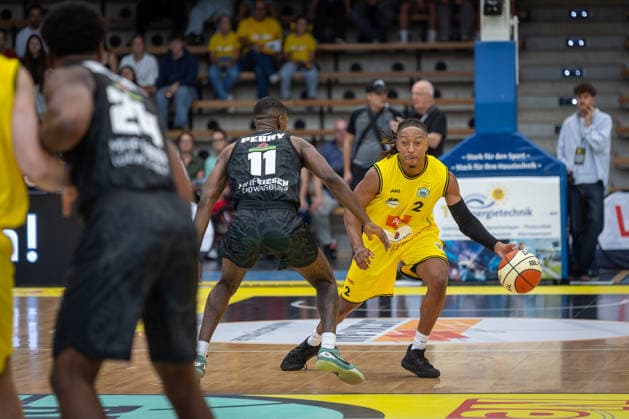 Darius Perry (MHP RIESEN Ludwigsburg, 11) CJ Hines (Kreisbau Kirchheim Knights, 02) GER, Kreisbau Kirchheim Knights vs. MHP RIESEN Ludwigsburg, easyCredit BBL, Netto BBL Pokal, Runde 1, Saison 2026 2027, 13.09.2026 GER, Kreisbau Kirchheim Knights vs. MHP RIESEN Ludwigsburg, easyCredit BBL, Netto BBL Pokal, Runde 1, Saison 2026 2027, 13.09.2026 Goeppingen Copyright: xEibner-Pressefoto NinaxSanderx EP_NSR