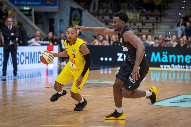 CJ Hines (Kreisbau Kirchheim Knights, 02) David Joplin (MHP RIESEN Ludwigsburg, 02) GER, Kreisbau Kirchheim Knights vs. MHP RIESEN Ludwigsburg, easyCredit BBL, Netto BBL Pokal, Runde 1, Saison 2026 2027, 13.09.2026 GER, Kreisbau Kirchheim Knights vs. MHP RIESEN Ludwigsburg, easyCredit BBL, Netto BBL Pokal, Runde 1, Saison 2026 2027, 13.09.2026 Goeppingen Copyright: xEibner-Pressefoto NinaxSanderx EP_NSR