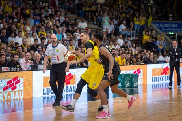 Julius Wolf (Kreisbau Kirchheim Knights, 28) David Joplin (MHP RIESEN Ludwigsburg, 02) GER, Kreisbau Kirchheim Knights vs. MHP RIESEN Ludwigsburg, easyCredit BBL, Netto BBL Pokal, Runde 1, Saison 2026 2027, 13.09.2026 GER, Kreisbau Kirchheim Knights vs. MHP RIESEN Ludwigsburg, easyCredit BBL, Netto BBL Pokal, Runde 1, Saison 2026 2027, 13.09.2026 Goeppingen Copyright: xEibner-Pressefoto NinaxSanderx EP_NSR