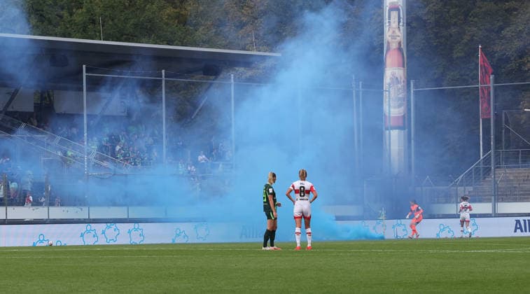 Stuttgart , Google Pixel Frauen-Bundesliga VfB Stuttgart vs VfL Wolfsburg , Blaue Rauch durch Pyro , Pyros