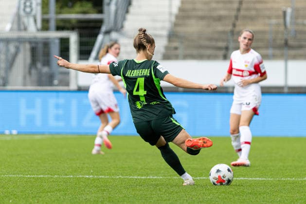 Deutschland: VfB Stuttgart Frauen vs VfL Wolfsburg Frauen, 1. Frauen Bundesliga Google Pixel Frauen Bundesliga, Saison 2026 27, GAZi-Stadion auf der Waldau (Stuttgart): Sophia Kleinherne, (VfL Wolfsburg Frauen, 4) am Ball Stuttgart GAZi-Stadion auf der Waldau Baden Württemberg Deutschland Copyright: xBenedictxChristx