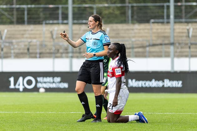 Deutschland: VfB Stuttgart Frauen vs VfL Wolfsburg Frauen, 1. Frauen Bundesliga Google Pixel Frauen Bundesliga, Saison 2026 27, GAZi-Stadion auf der Waldau (Stuttgart): Naemi Breier (Schiedsrichterin), Mira Arouna, (VfB Stuttgart Frauen, 21) Stuttgart GAZi-Stadion auf der Waldau Baden Württemberg Deutschland Copyright: xBenedictxChristx