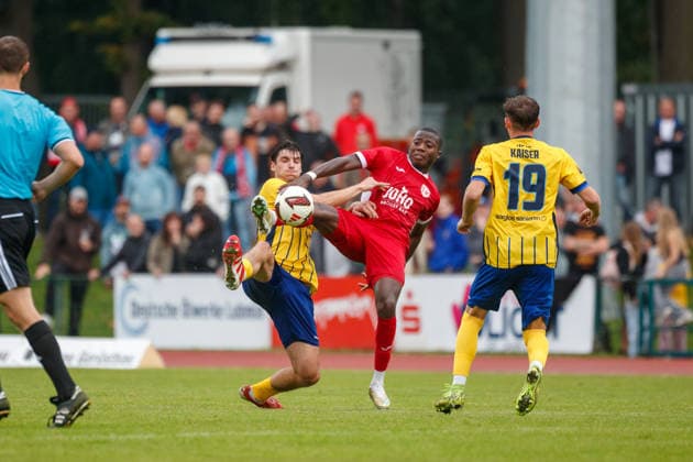 links Pepe Böhm (Lok) gegen Grace Bokake (Greifswald) ; GER, Greifswalder FC vs. 1. FC Lok Leipzig, Fußball, Männer, Regionalliga Nordost, 8.Spieltag, Spielzeit 2026 2027, 13.09.2026 Greifswald Volksstadion Mecklenburg - Vorpommern Deutschland