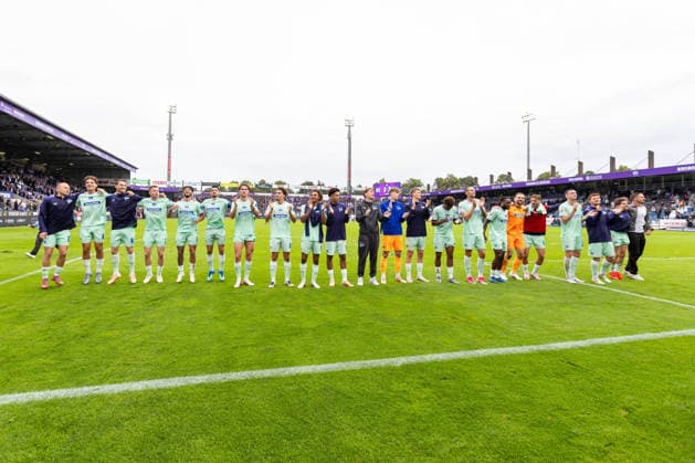 Die Spieler und Verantwortliche von Hertha BSC jubeln nach dem 1:3 Sieg GER, VfL Osnabrueck vs. Hertha BSC, Fussball, 2. Bundesliga, 5. Spieltag, Spielzeit 2026 2027, 13.09.2026 DFL Regulations prohibit any use of photographers as image sequences and or quasi-video. GER, VfL Osnabrueck vs. Hertha BSC, Fussball, 2. Bundesliga, 5. Spieltag, Spielzeit 2026 2027, 13.09.2026 Osnabrueck Copyright: xEibner-Pressefoto JanxRollingerx EP_JSK