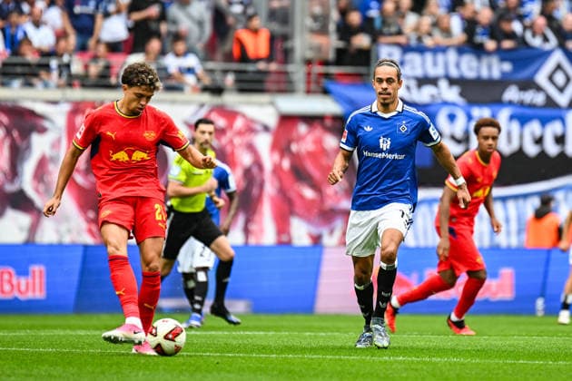 Fußball I Herren I Saison 2026-2027 I Bundesliga I 3. Spieltag I RB Leipzig - Hamburger SV I 13.09.2026 Neil El Aynaoui (21, RB Leipzig) spielt den Ball, Yussuf Poulsen (15, Hamburger SV) läuft ihn an Leipzig Red Bull Arena Sachsen Deutschland Copyright: xLobeca InesxHähnelx