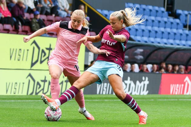 BURNLEY, ENGLAND - SEPTEMBER 13: Emma Siddall of Burnley controls the ball during the Barclays Womens Super League 2 at Turf Moor on September 13, 2026 in Burnley, England. Copyright: xSeanxChandlerx xSPPx Sportspressphoto_SPR229645