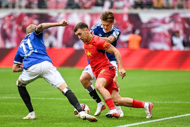Fußball I Herren I Saison 2026-2027 I Bundesliga I 3. Spieltag I RB Leipzig - Hamburger SV I 13.09.2026 Brajan Gruda (10, RB Leipzig) wird von Albert Gronbaek Erlykke (11, Hamburger SV) und David Wolfe (3, Hamburger SV) in die Zange genommen Leipzig Red Bull Arena Sachsen Deutschland Copyright: xLobeca InesxHähnelx