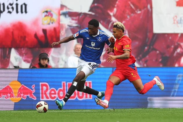 RB Leipzig - Hamburger SV Bundesliga Leipzig, 13.09.2026, Red Bull Arena, Fußball, Männer, Saison 2026 2027, 1. Bundesliga, 3. Spieltag, RB Leipzig - Hamburger SV , Im Bild v.l.: Shafiq Nandja ( 43, HSV) und Antonio Nusa (7, RB Leipzig) ,