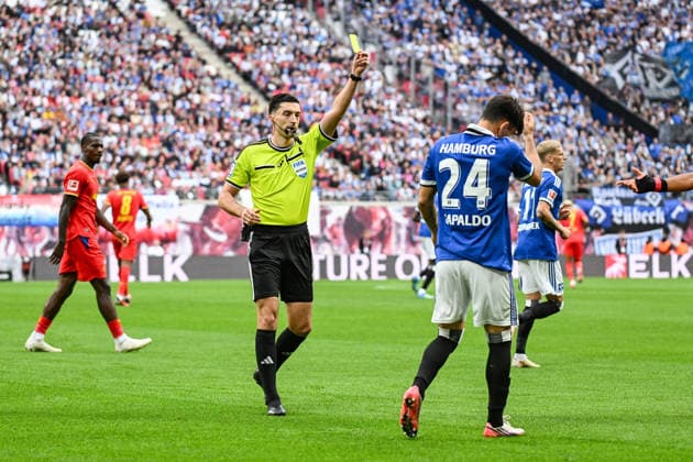 Fußball I Herren I Saison 2026-2027 I Bundesliga I 3. Spieltag I RB Leipzig - Hamburger SV I 13.09.2026 Schiedsrichter Florian Badstübner zeigt Nicolas Capaldo (24, Hamburger SV) die gelbe Karte Leipzig Red Bull Arena Sachsen Deutschland Copyright: xLobeca InesxHähnelx