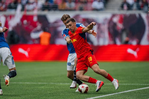 Deutschland: Bundesliga 2026 - 2027, 3. Spieltag - RB Leipzig vs Hamburger SV - Red Bull Arena (Leipzig): Brajan Gruda (RB Leipzig, 10) am Ball Copyright: xTomxLauruschkatx