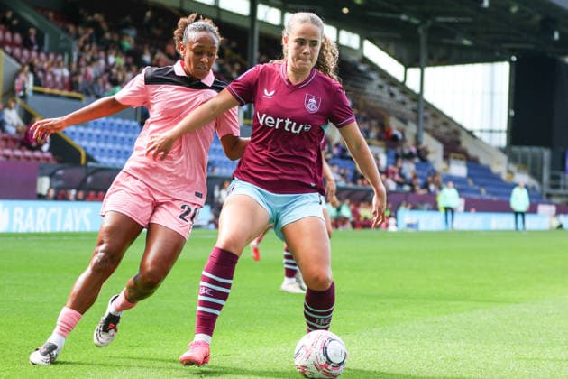 BURNLEY, ENGLAND - SEPTEMBER 13: Brenna McPartlan of Burnley controls the ball during the Barclays Womens Super League 2 at Turf Moor on September 13, 2026 in Burnley, England. Copyright: xSeanxChandlerx xSPPx Sportspressphoto_SPR229647
