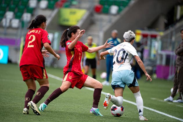 September 13, 2026, Sosnowiec, Silesian Voivodeship, Poland: WANG DANTONG of China (L) and OUYANG YUHUAN of China (C) competes the ball with COMENDADOR PAU of Spain (R) during the FIFA U20 Womens World Cup match between China versus Spain at ArcelorMittal Park Sosnowiec Poland - ZUMAs385 20260913_zsp_s385_038 Copyright: xLeopoldxSoglox