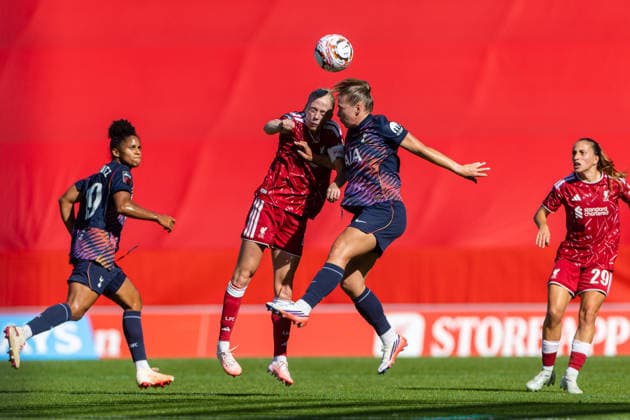 Football - FA Women™s Super League - Liverpool FC Women v Tottenham Hotspur FC Women ST HELENS, ENGLAND - Sunday, September 13, 2026: Liverpool FC Women s captain Grace Fisk challenges for a header with Tottenham Hotspur Women s Kirsty Hanson (R) during the FA Women™s Super League match between Liverpool FC Women and Tottenham Hotspur FC Women at the St Helens Stadium. (Photo by David Rawcliffe Propaganda) ST HELENS St Helens Stadium MERSEYSIDE ENGLAND  Copyright: xPropagandax P2026-09-13-Liverpool_W_Tottenham_W-109