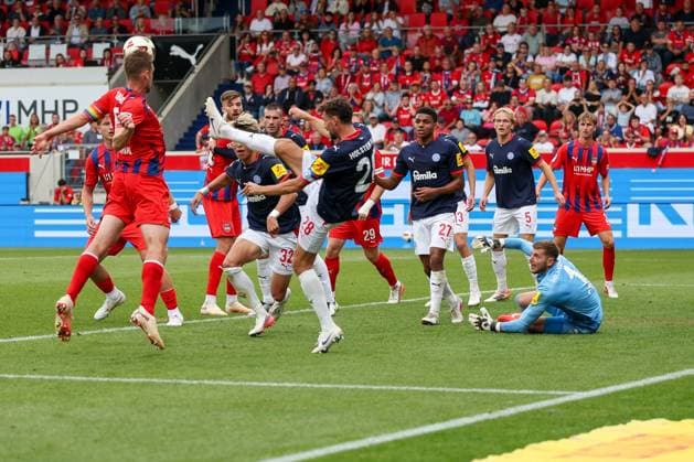 Jonas Meffert 28 (Holstein Kiel) schiesst einen Ball an den Kopf von Patrick Mainka 6 (1FC Heidenheim 1846), 1.FC Heidenheim 1846 vs. Holstein Kiel, Fussball, DFL, 2. Bundesliga, Saison 2026 2027, Hinrunde, 5. Spieltag, 13.09.2026 Heidenheim Baden-Wuerttemberg Deutschland