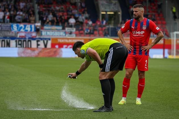 Referee Schiedsrichter Justin Hasmann markiert einen Freisstosspunkt mit Spray, mit Marnon Busch 2 (1FC Heidenheim 1846), 1.FC Heidenheim 1846 vs. Holstein Kiel, Fussball, DFL, 2. Bundesliga, Saison 2026 2027, Hinrunde, 5. Spieltag, 13.09.2026 Heidenheim Baden-Wuerttemberg Deutschland