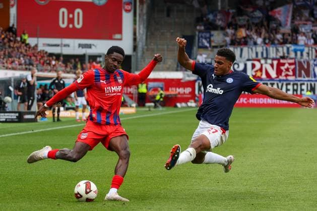 Christian Conteh 10 (1FC Heidenheim 1846) in Aktion gegen Ikem Ugoh 27 (Holstein Kiel), 1.FC Heidenheim 1846 vs. Holstein Kiel, Fussball, DFL, 2. Bundesliga, Saison 2026 2027, Hinrunde, 5. Spieltag, 13.09.2026 Heidenheim Baden-Wuerttemberg Deutschland
