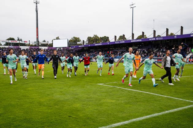 2026.09.13, xkwix, Fußball, 2.Liga, VfL Osnabrück - Hertha BSC, Stadion an der Bremer Brücke, 5.Spieltag, Saison 2026 2027: Die Mannschaft der Hertha aus Berlin laeuft nach Abpfiff jubelnd zu den Fans DFB regulations prohibit any use of photographs as image sequences and or quasi-video. Photo: xKamilxWilkowskixPressefotoKochx Niedersachsen Deutschland