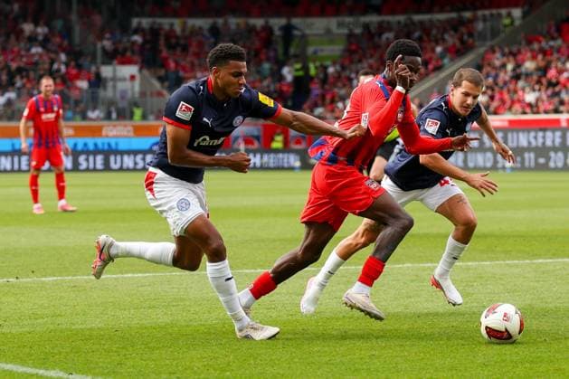 Christian Conteh 10 (1FC Heidenheim 1846) in aktion gegen Ikem Ugoh 27 (Holstein Kiel) und John Tolkin 47 (Holstein Kiel), 1.FC Heidenheim 1846 vs. Holstein Kiel, Fussball, DFL, 2. Bundesliga, Saison 2026 2027, Hinrunde, 5. Spieltag, 13.09.2026 Heidenheim Baden-Wuerttemberg Deutschland